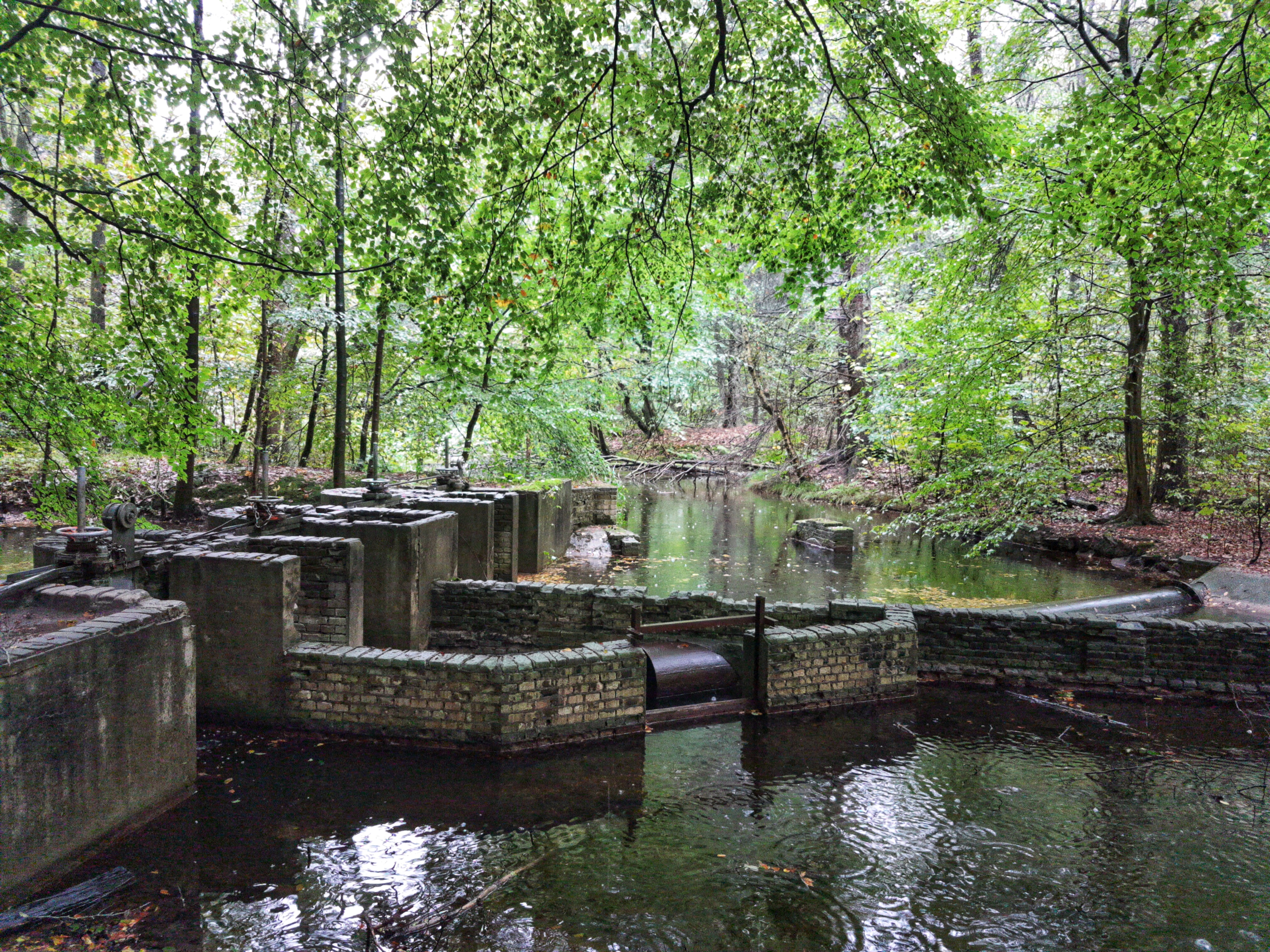 Constructions to control the water levels