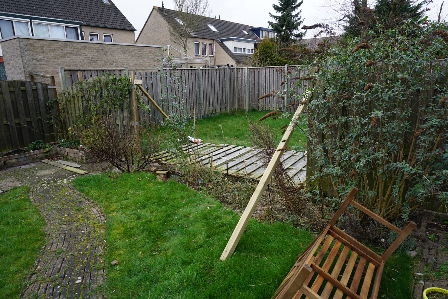 Shoring structure stabilizing one of the fences