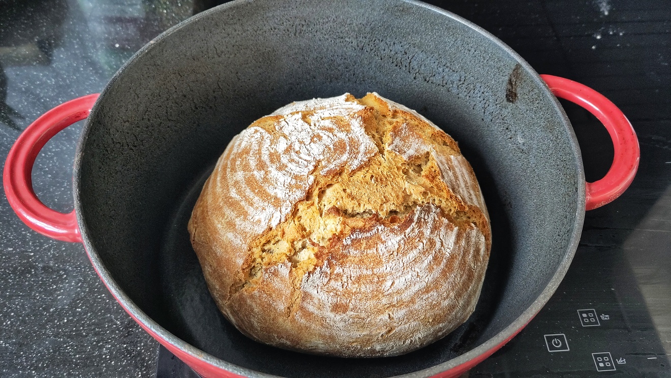 Finished bread in the Dutch oven