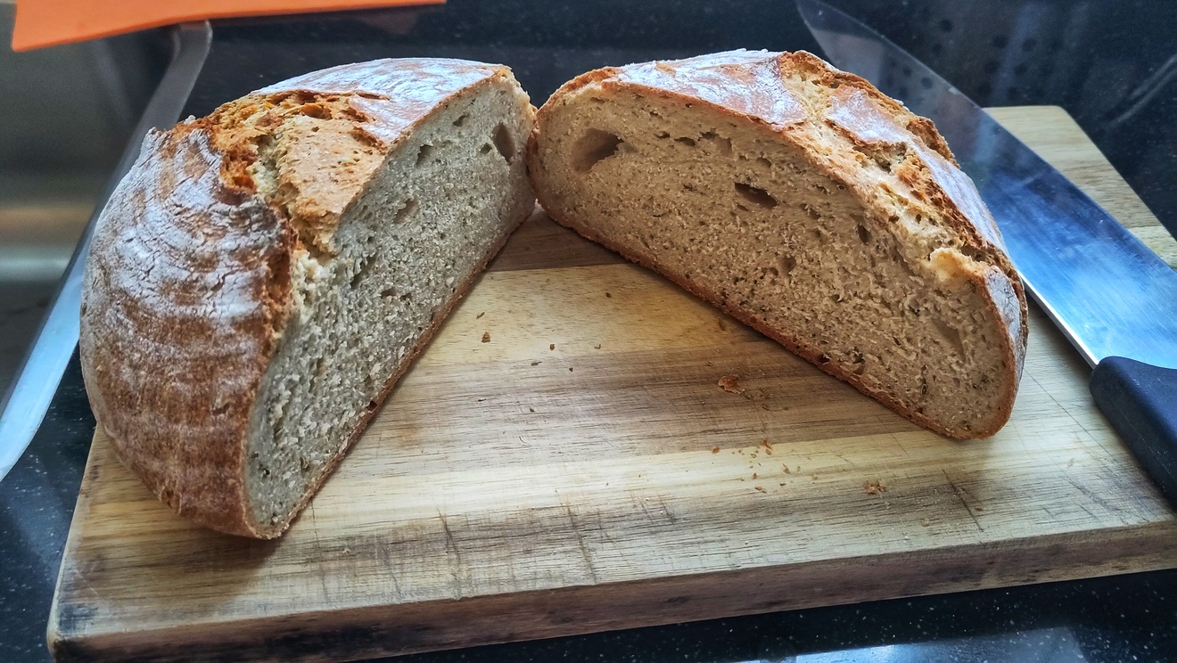 Geschnittenes Brot, schöne Krumme mit reichlich Blasen